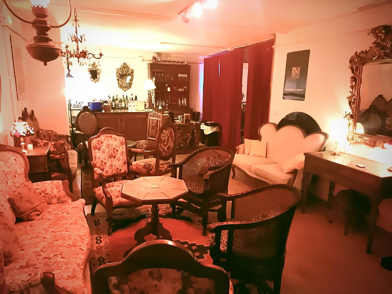 Sala principal con iluminación ambiental
